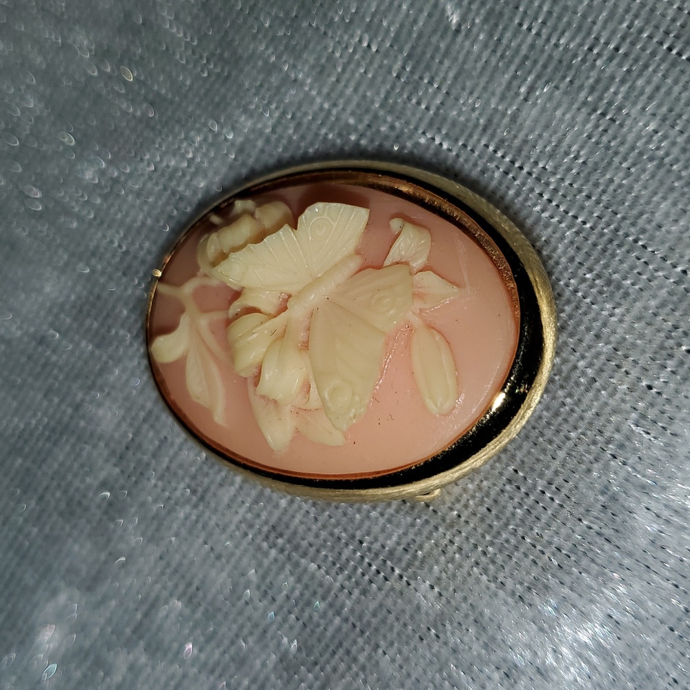 Vintage Trifari Signed Gold Tone Pink Cameo Brooch Raised Butterfly & Flowers - Picture 2 of 5